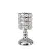 Portavelas de cristal transparente con cuenco facetado y base decorativa.