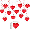 Un ensemble d'ornements en forme de cœur rouges avec des fils en spirale, conçus pour être accrochés.