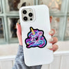 Una funda de teléfono blanca con un calcomanía de caballo arcoíris neón negro en la parte posterior, sostenida por una mano.
