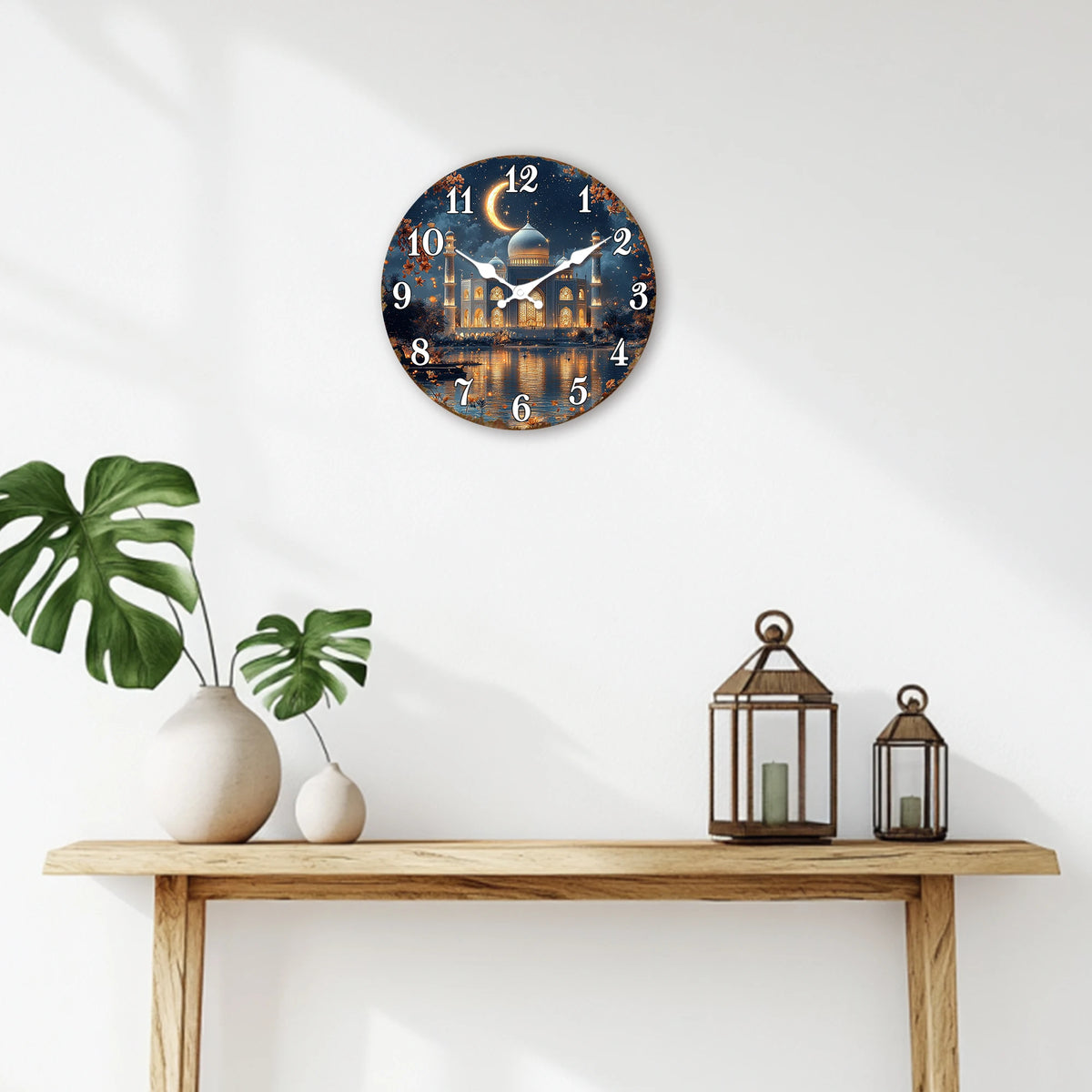 Horloge murale en croissant de lune islamique avec cadre doré et chiffres indiquant l'heure.