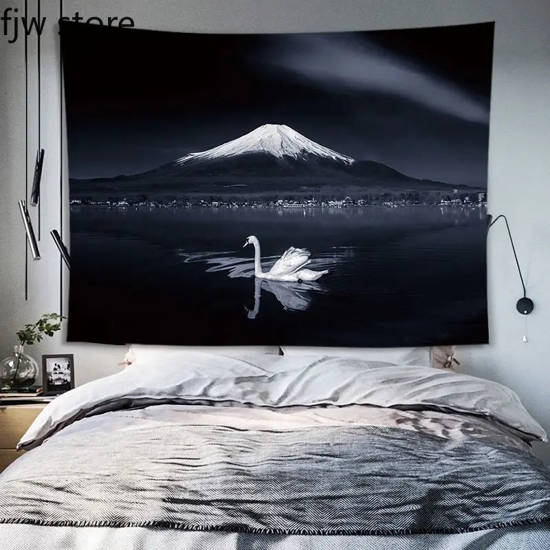 Dunkles Landschaftsgemälde mit dem Berg Fuji und einem weißen Vogel auf dem Wasser.