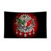 Dunkler Banner mit einem verzierten, metallischen Emblem, rotem Hintergrund und grünen Akzenten.