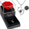 Un coffret noir avec une rose rouge conservée et un collier en forme de cœur en argent.