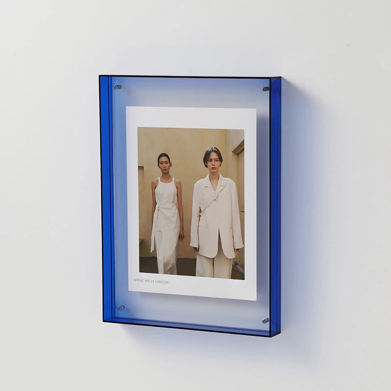 Moderner Acryl-Foto-Displayrahmen mit Porträt von zwei Models in heller Kleidung.