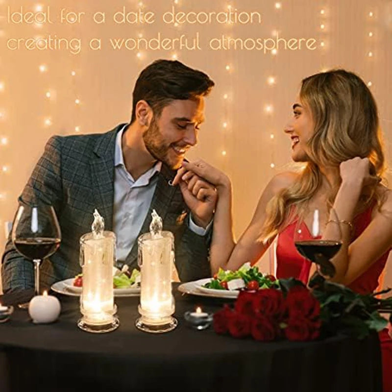 Ein Paar lächelt beim Dekorieren eines Tisches mit Kerzen und Grün für einen Date-Night-Stimmung.