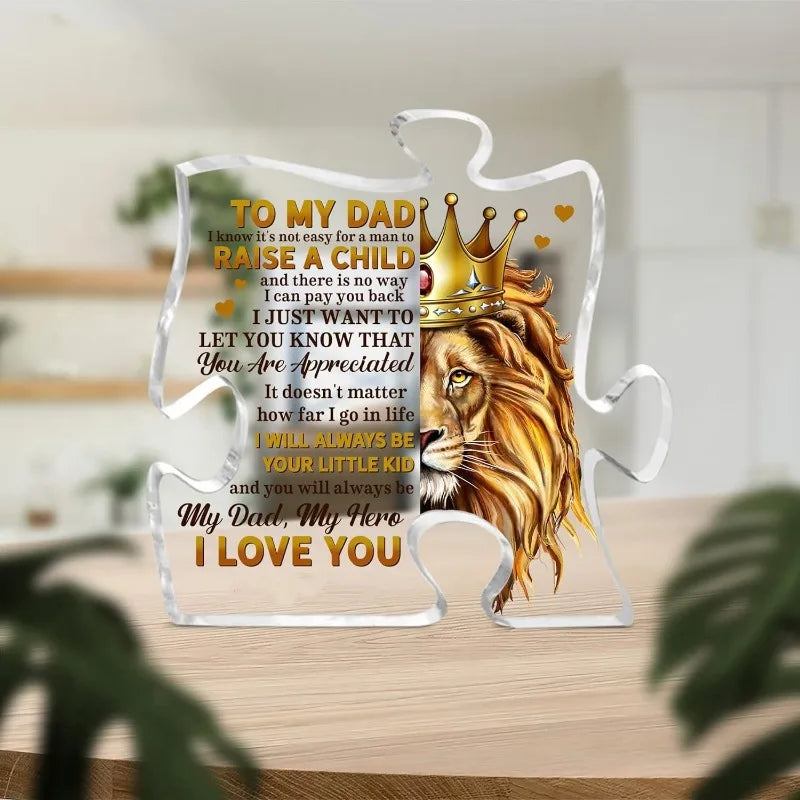Recuerdo puzzle de acrílico transparente con un león y texto dedicado a un padre.