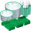 Service de vaisselle jetable en plastique, corps argenté et bord doré, comprenant assiettes et tasses.
