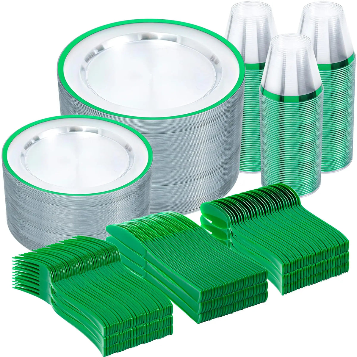Service de vaisselle jetable en plastique, corps argenté et bord doré, comprenant assiettes et tasses.