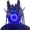 Primer plano de una máscara de juego cyberpunk iluminada con acentos azules brillantes y armadura negra.