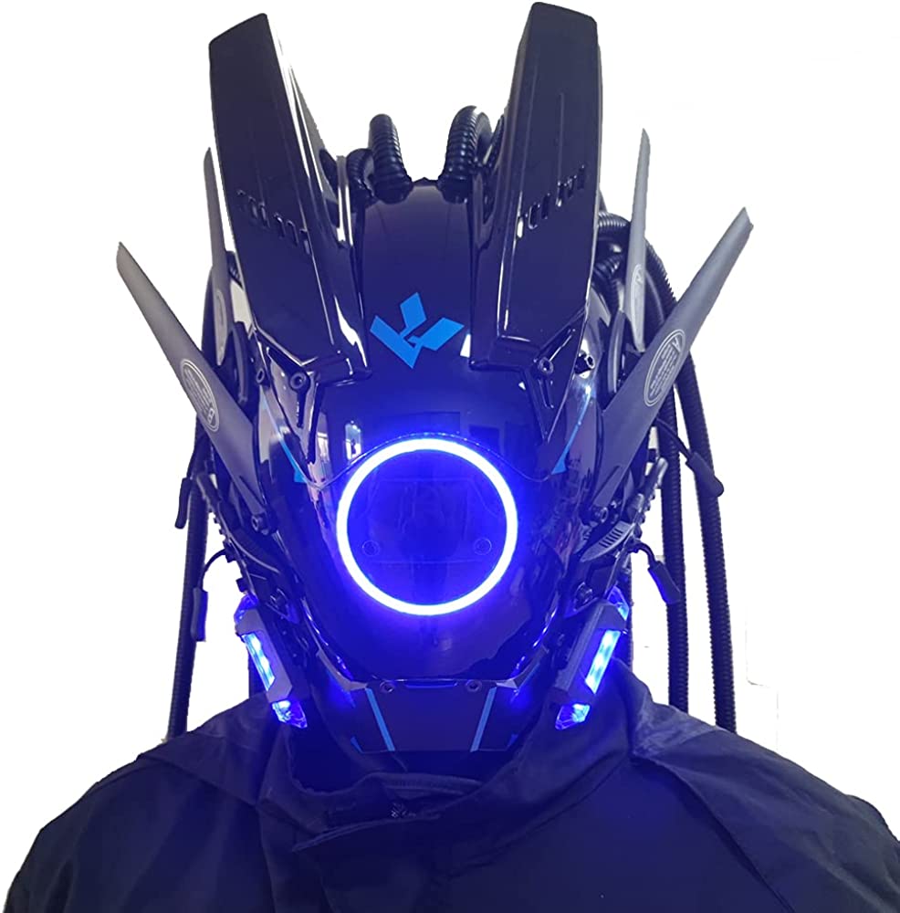 Primer plano de una máscara de juego cyberpunk iluminada con acentos azules brillantes y armadura negra.