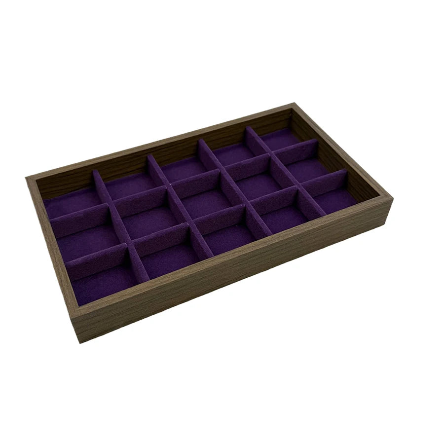 Boîte de rangement pour bijoux en bois rectangulaire à motif en grille, avec bois foncé et doublure en velours violet.