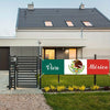 Modernes Haus mit dunklem Dach und heller Fassade, mit einer grünen und weißen mexikanischen Flaggenbanner.