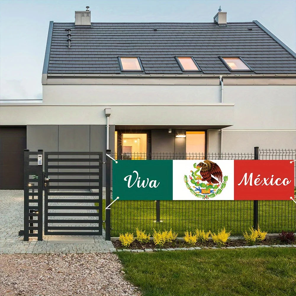 Modernes Haus mit dunklem Dach und heller Fassade, mit einer grünen und weißen mexikanischen Flaggenbanner.