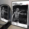 Canvas-Wandkunst mit Schwarz-Weiß-Foto von Sugar Sean O'Malley im UFC-Kampf.
