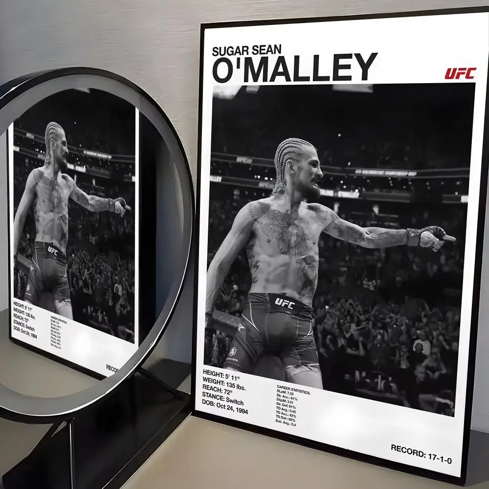 Canvas-Wandkunst mit Schwarz-Weiß-Foto von Sugar Sean O'Malley im UFC-Kampf.
