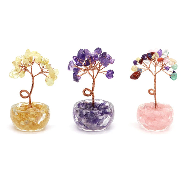 Trois arbres en bonsaïs de pierres semi-précieuses, jaunes, violettes et roses, sur branches en bois.