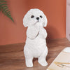 Statue de chien en résine décorative blanche à texture duveteuse, exposée sur une surface en bois.