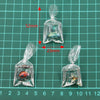 Tres bolsas de plástico transparente con pequeños collares de pez payaso de resina, dispuestos sobre un fondo de cuadrícula v