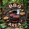 Panneau en bois rond décoré d'ustensiles et de nourriture de barbecue, avec l'inscription BBQ AREA.