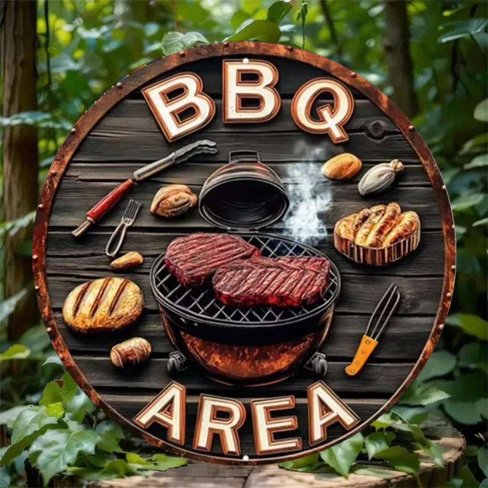 Panneau en bois rond décoré d'ustensiles et de nourriture de barbecue, avec l'inscription BBQ AREA.