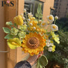 Un ramo de flores de ganchillo hechas a mano en tonos amarillo, blanco y verde.
