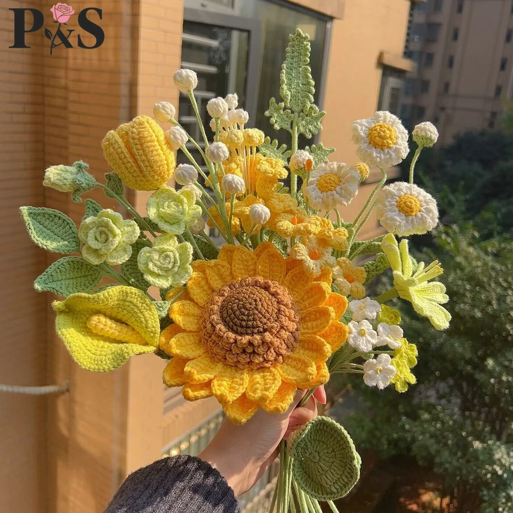 Un ramo de flores de ganchillo hechas a mano en tonos amarillo, blanco y verde.