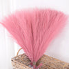 Un ramo de pampas artificiales rosados para decoración del hogar