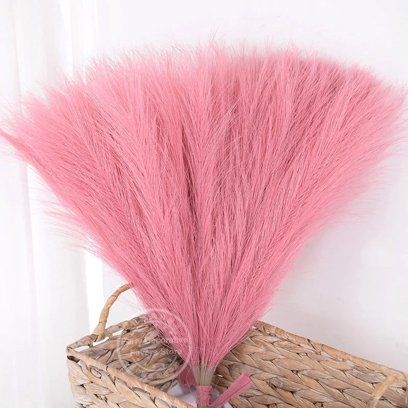 Un ramo de pampas artificiales rosados para decoración del hogar