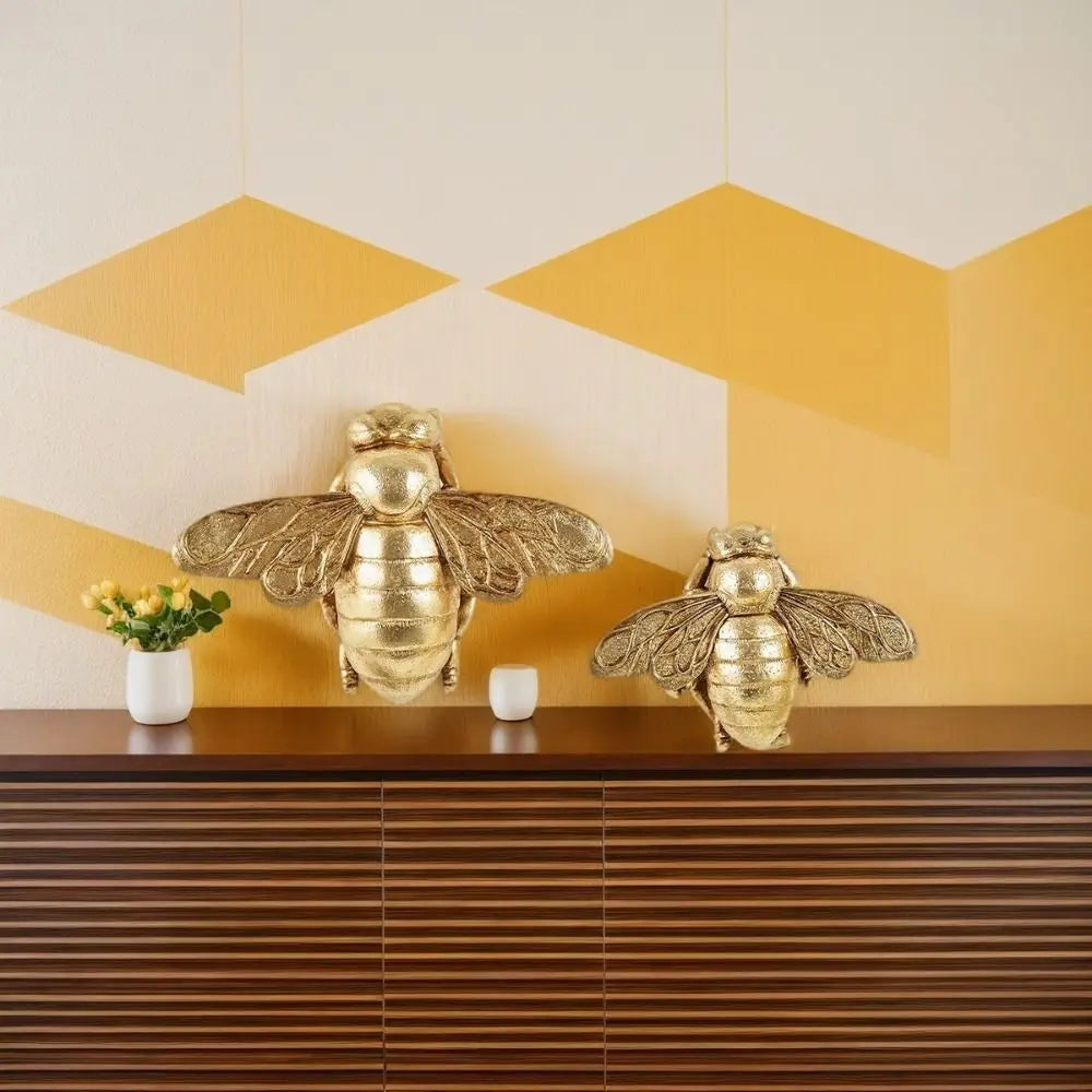 Handgefertigte goldene Bienenwandskulptur auf Holzregal vor geometrischem gelb-weißen Hintergrund