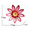 Escultura de flor metálica roja vibrante con 17 cm de diámetro y 17 cm de altura.