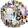Eine Sammlung von Cartoon-Figur-Sticker-Dekorationen mit verschiedenen Fantasy- und Mythologiefiguren, Tieren und Symbolen.