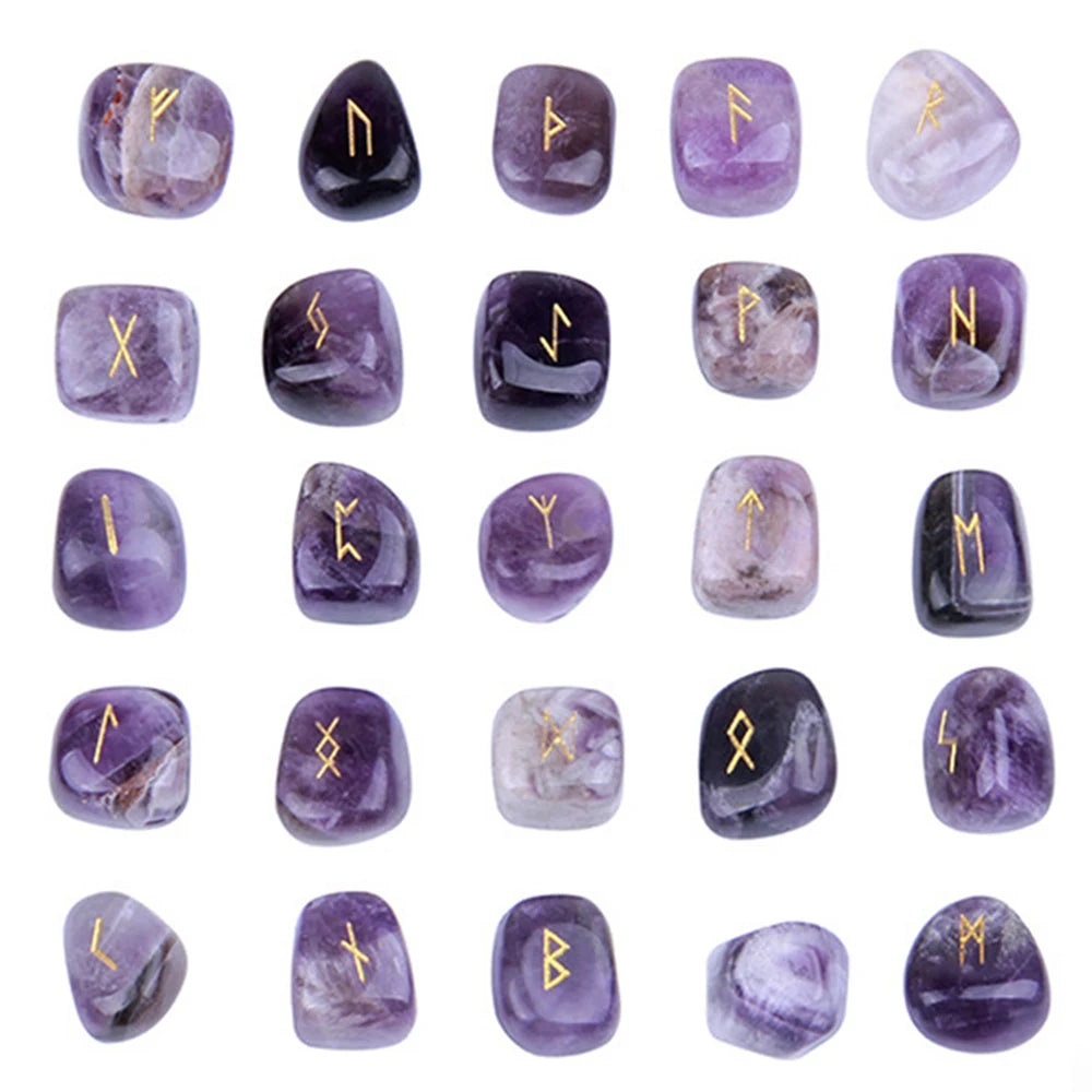 Una colección de 25 piedras rúnicas de cristal natural en varios tonos de púrpura y gris.