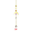 Un long collier orné de pendentifs de cristaux et de gemmes, dont une lune et une étoile.
