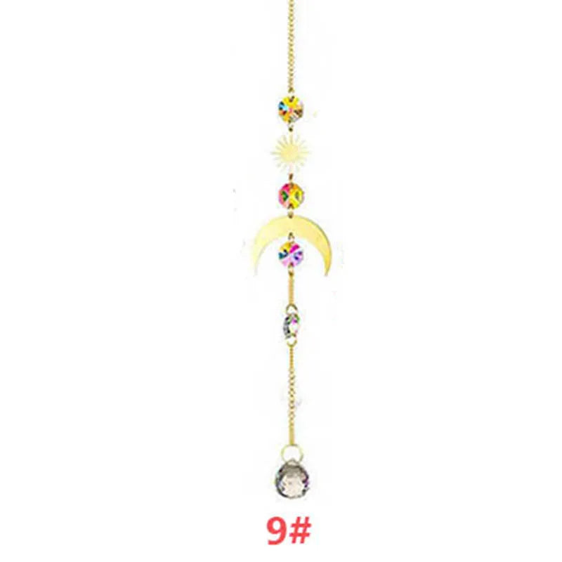 Un long collier orné de pendentifs de cristaux et de gemmes, dont une lune et une étoile.
