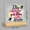 A wooden sign with a gold geometric border features the text Dios tiene un plan que lleva tu Nombre from Proverbs 16:9