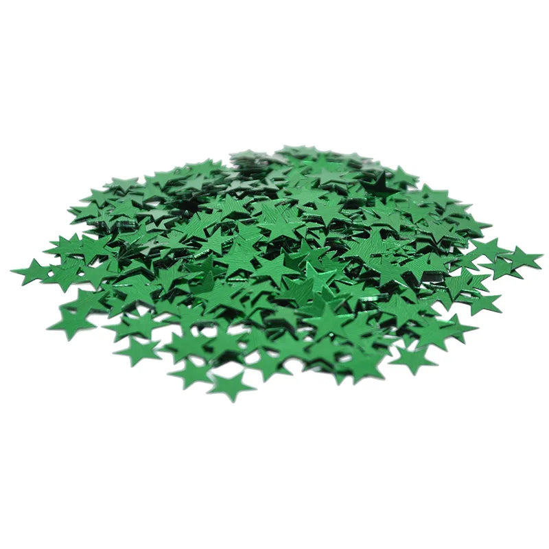 Une pile de confettis en acrylique vert laser scintillant en forme d'étoiles.