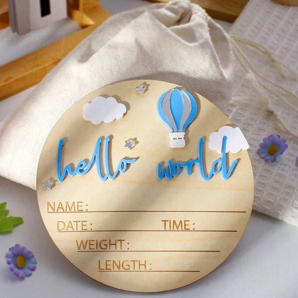 Panneau d'annonce de naissance en bois rond avec un nuage et un ballon à air chaud, lignes vierges pour le nom et la date