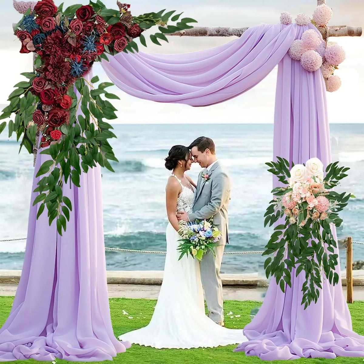 Arco de boda decorado con drapeados morados, arreglos florales y follaje verde de rusco italiano.