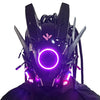 Primer plano de una máscara de juego cyberpunk iluminada con acentos LED morados y placas de armadura negra.