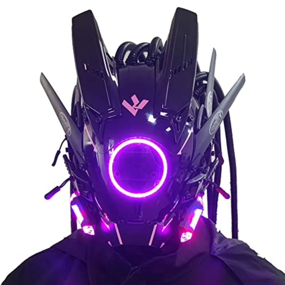 Primer plano de una máscara de juego cyberpunk iluminada con acentos LED morados y placas de armadura negra.
