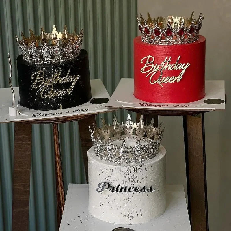 Une présentation de trois décorations de gâteaux : une couronne noire, une couronne d'anniversaire rouge et une couronne arge