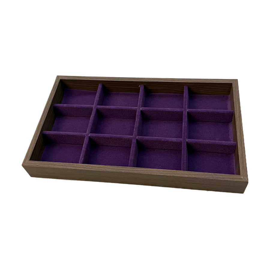 Boîte de rangement en bois pour bijoux avec insert velours violet à motif en grille.