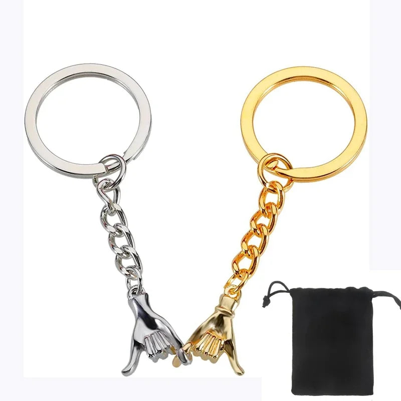 Un set de porte-clés en forme de cœur assortis avec des chaînes et charms argent et or pour couples