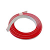 Tira de moldura para pared roja autoadhesiva y waterproof enrollada en forma circular.