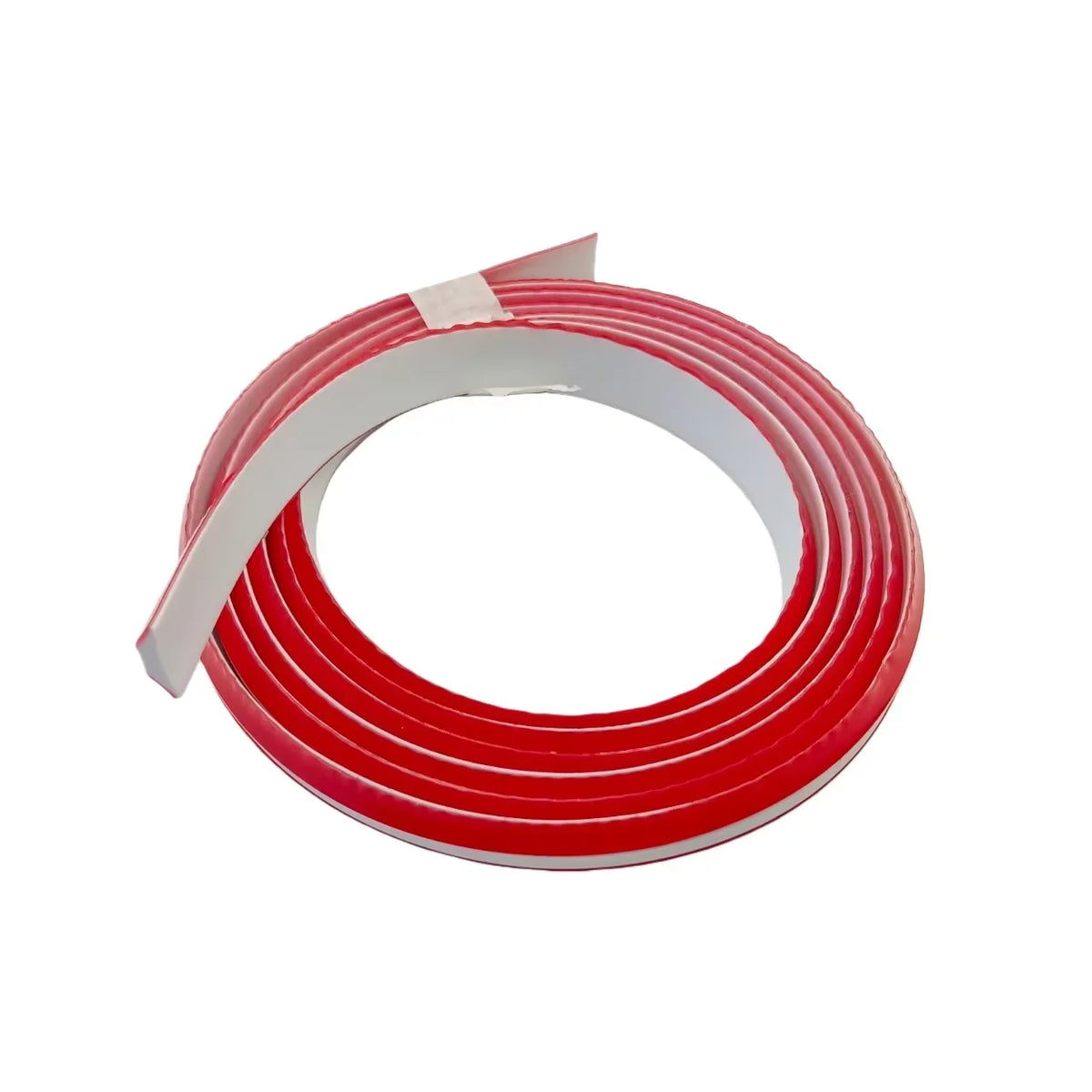 Tira de moldura para pared roja autoadhesiva y waterproof enrollada en forma circular.