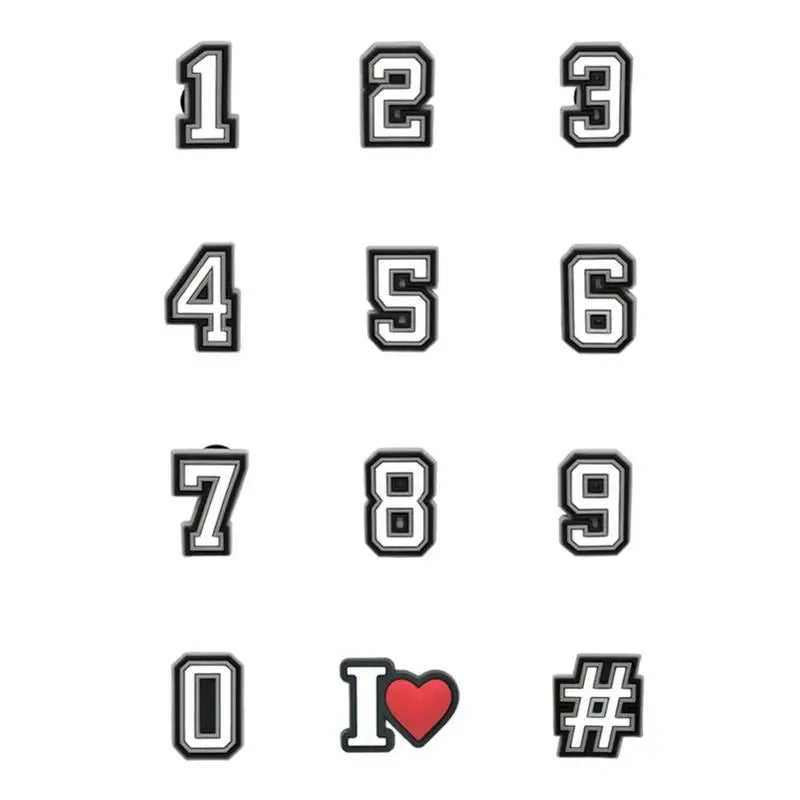 Un set de charms lettre alphabétique pour Crocs, montrant les chiffres de 1 à 9 et la lettre I avec un cœur.