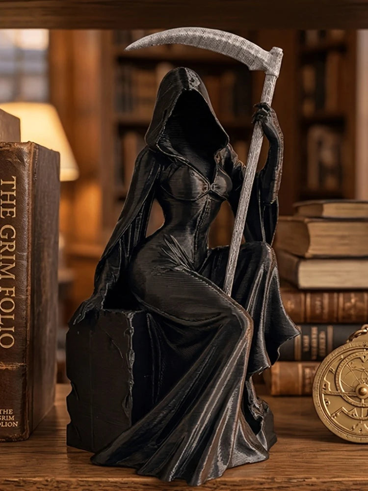 Dunkle, stilisierte Statue einer weiblichen Figur mit einer großen Sense, auf einem Holzuntergrund neben Büchern.
