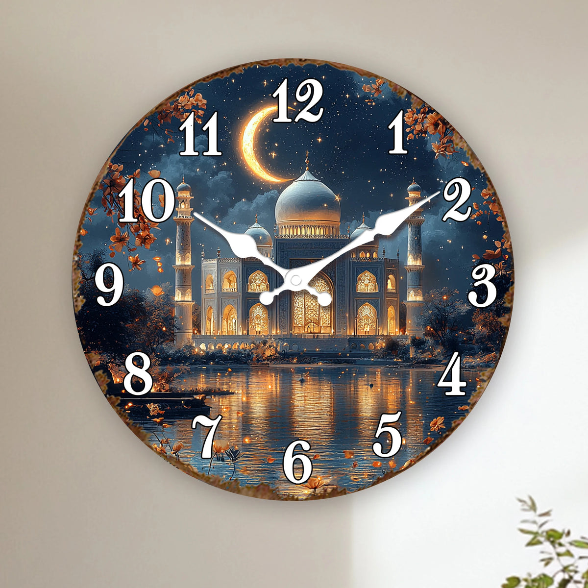 Horloge murale avec croissant islamique et reflet d'un paysage nocturne sur l'eau.
