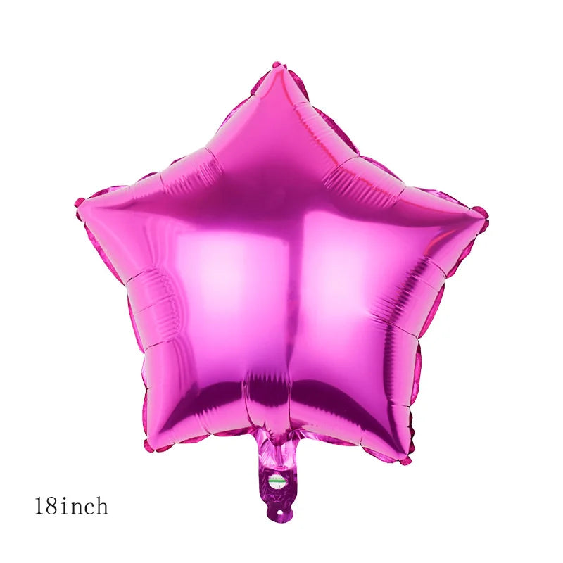 Un ballon en feuille rose brillant en forme d'étoile.