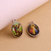 Un paire de pendentifs argentés Divine Mercy St. Michael chrétiens avec œuvres religieuses sur fond neutre.